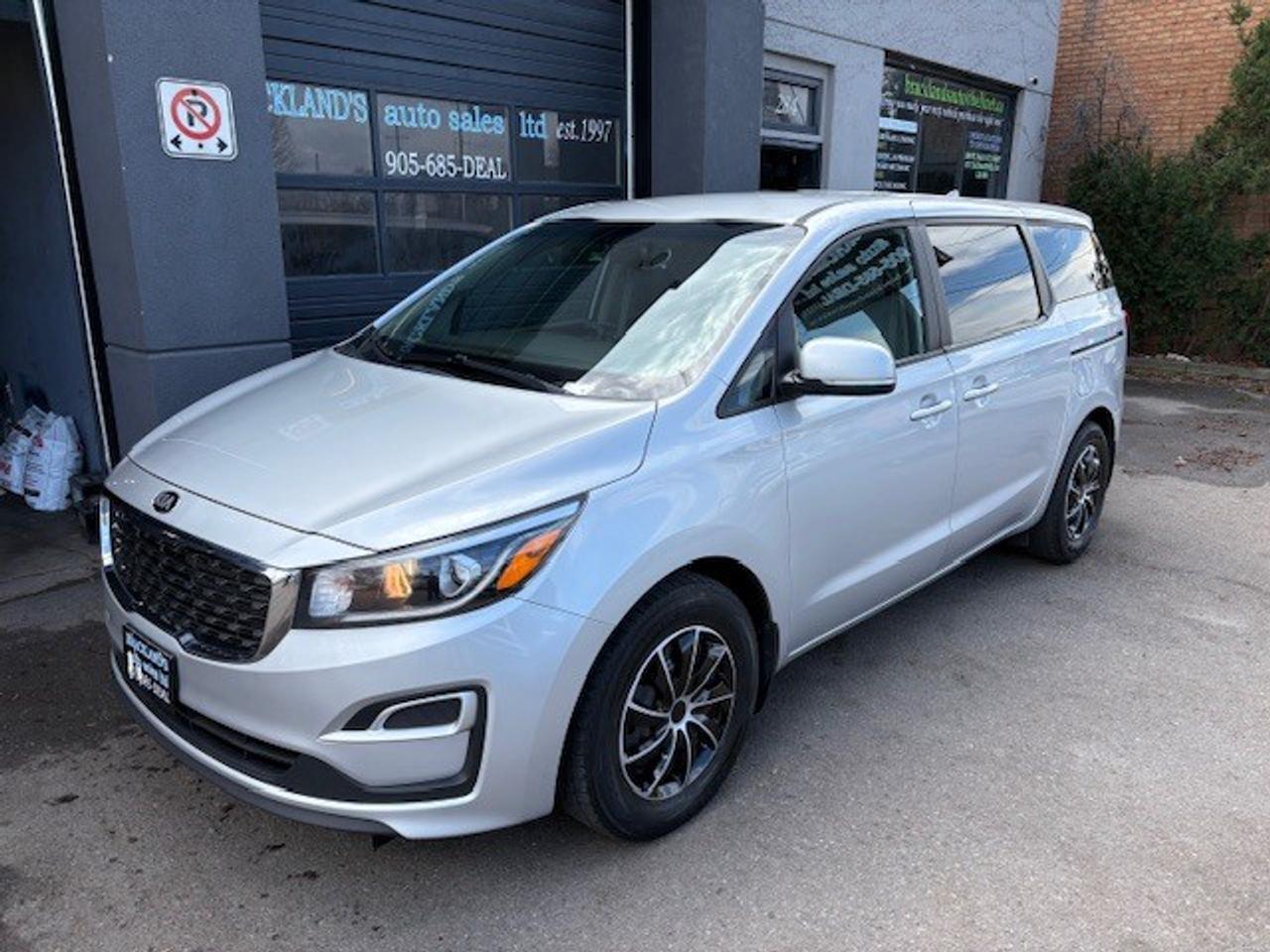2019 Kia Sedona L FWD, PHENOMENAL CONDITION, APPLE CAR PLAY!! Photo