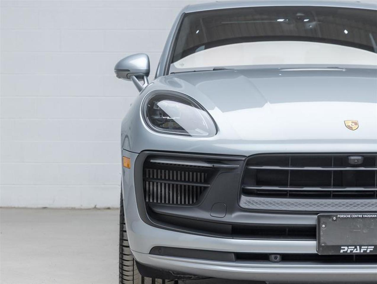 2023 Porsche Macan  Photo2