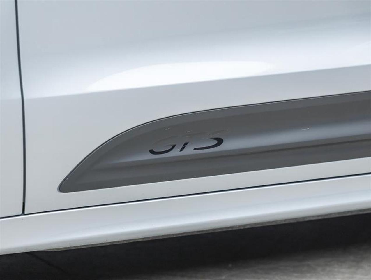 2023 Porsche Macan  Photo
