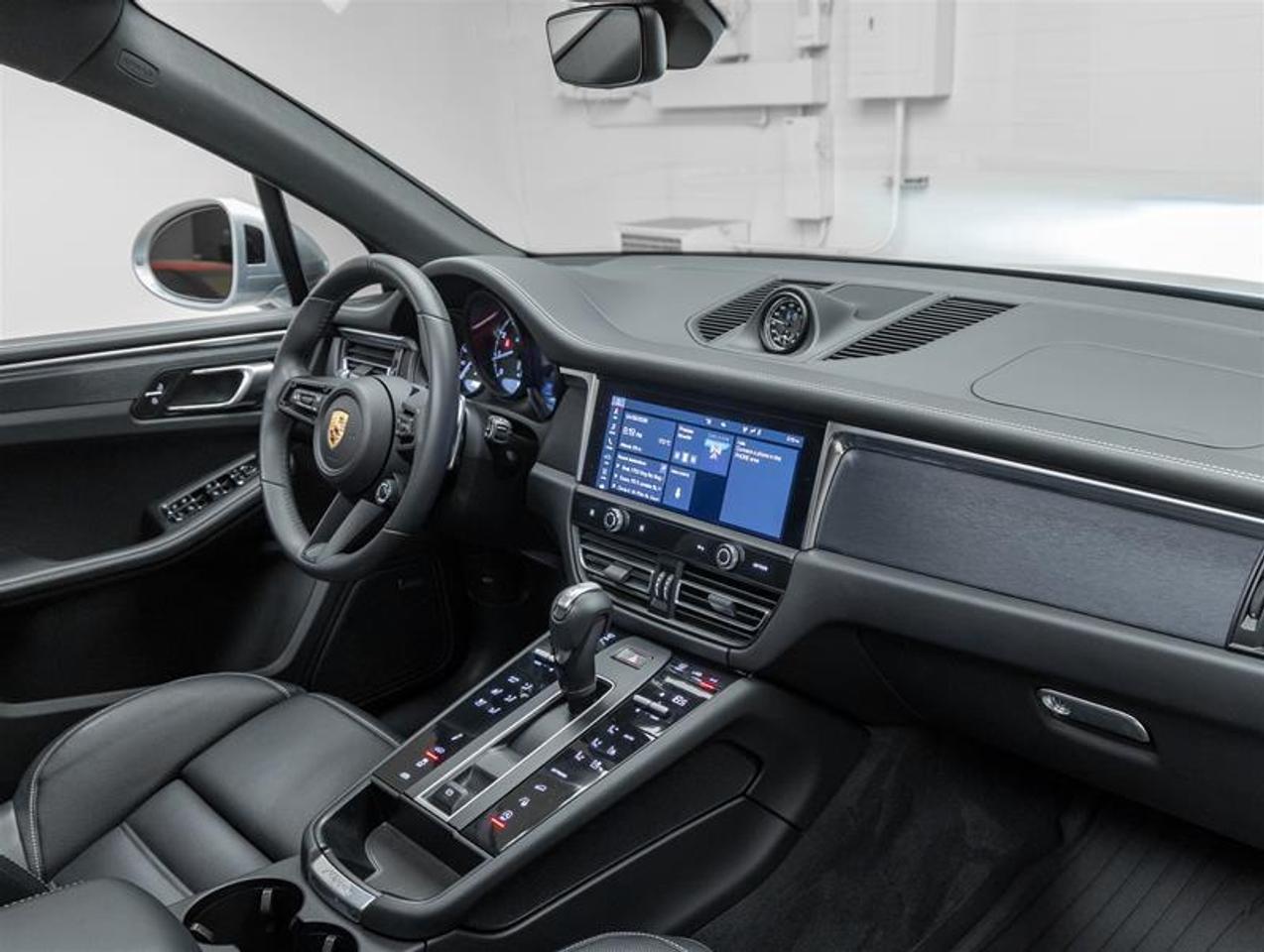 2023 Porsche Macan  Photo