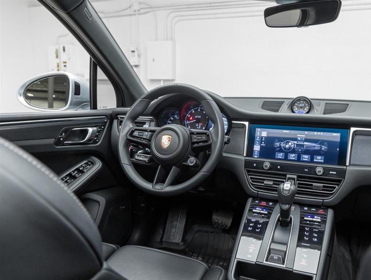 2023 Porsche Macan  Photo