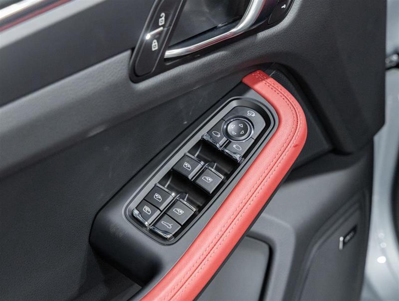 2026 Porsche Macan  Photo