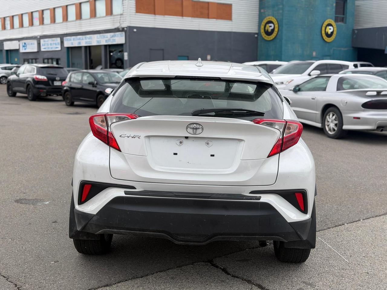 2022 Toyota C-HR XLE Photo