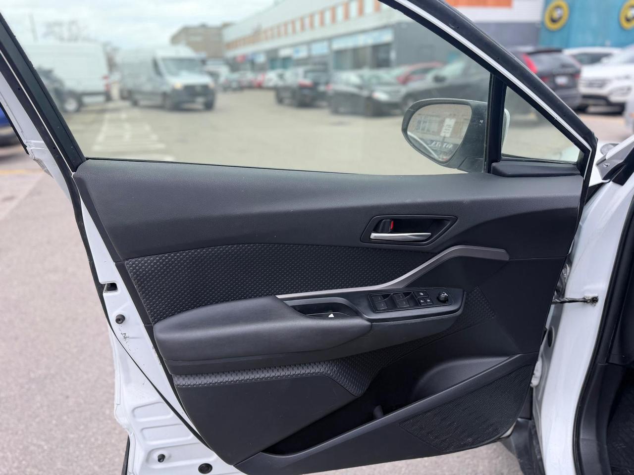 2022 Toyota C-HR XLE Photo