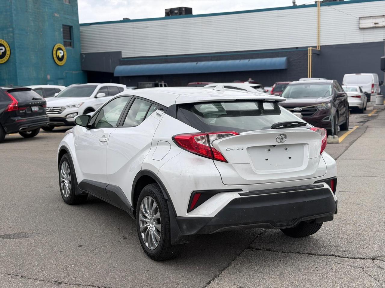 2022 Toyota C-HR XLE Photo