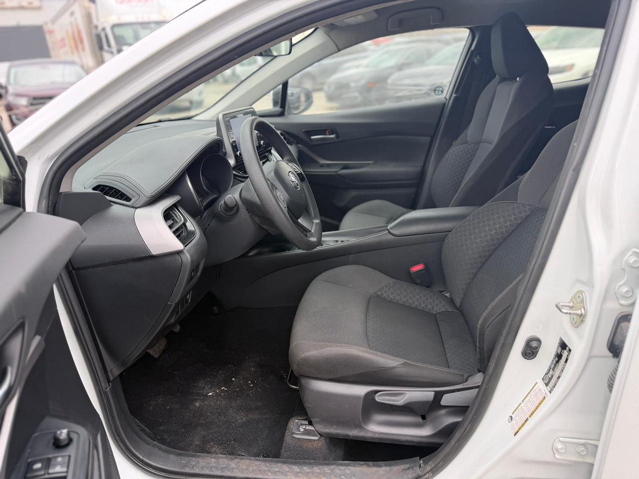 2022 Toyota C-HR XLE Photo