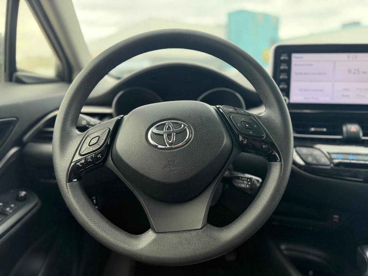 2022 Toyota C-HR XLE Photo