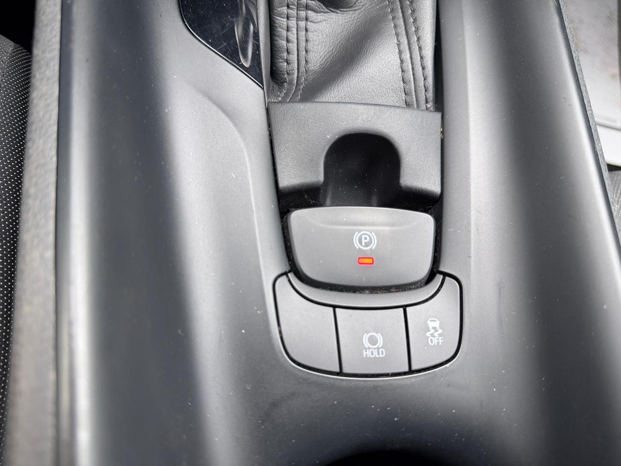 2022 Toyota C-HR XLE Photo