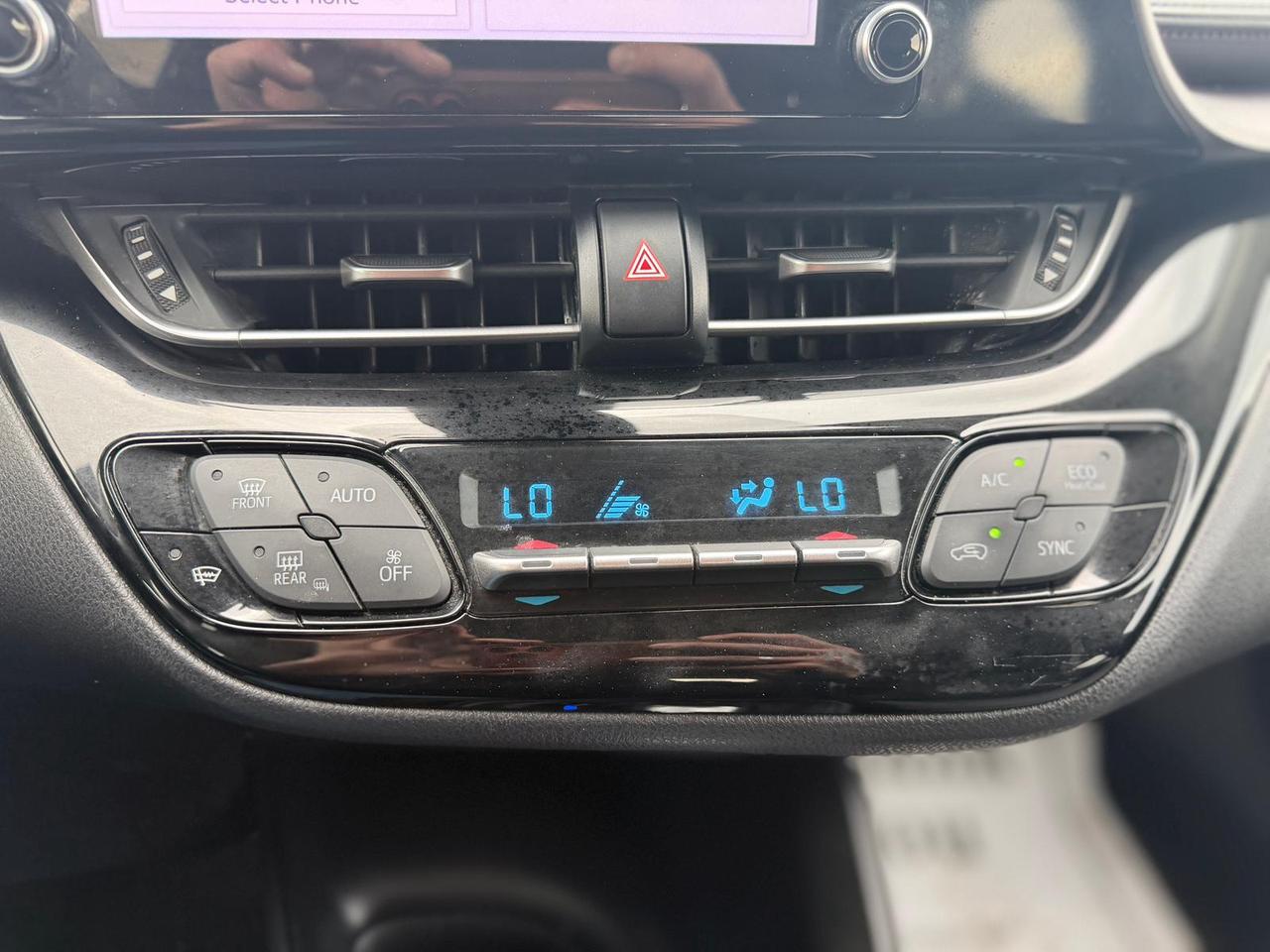 2022 Toyota C-HR XLE Photo