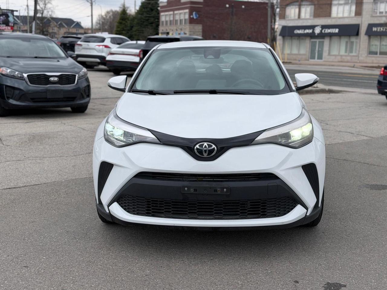 2022 Toyota C-HR XLE Photo