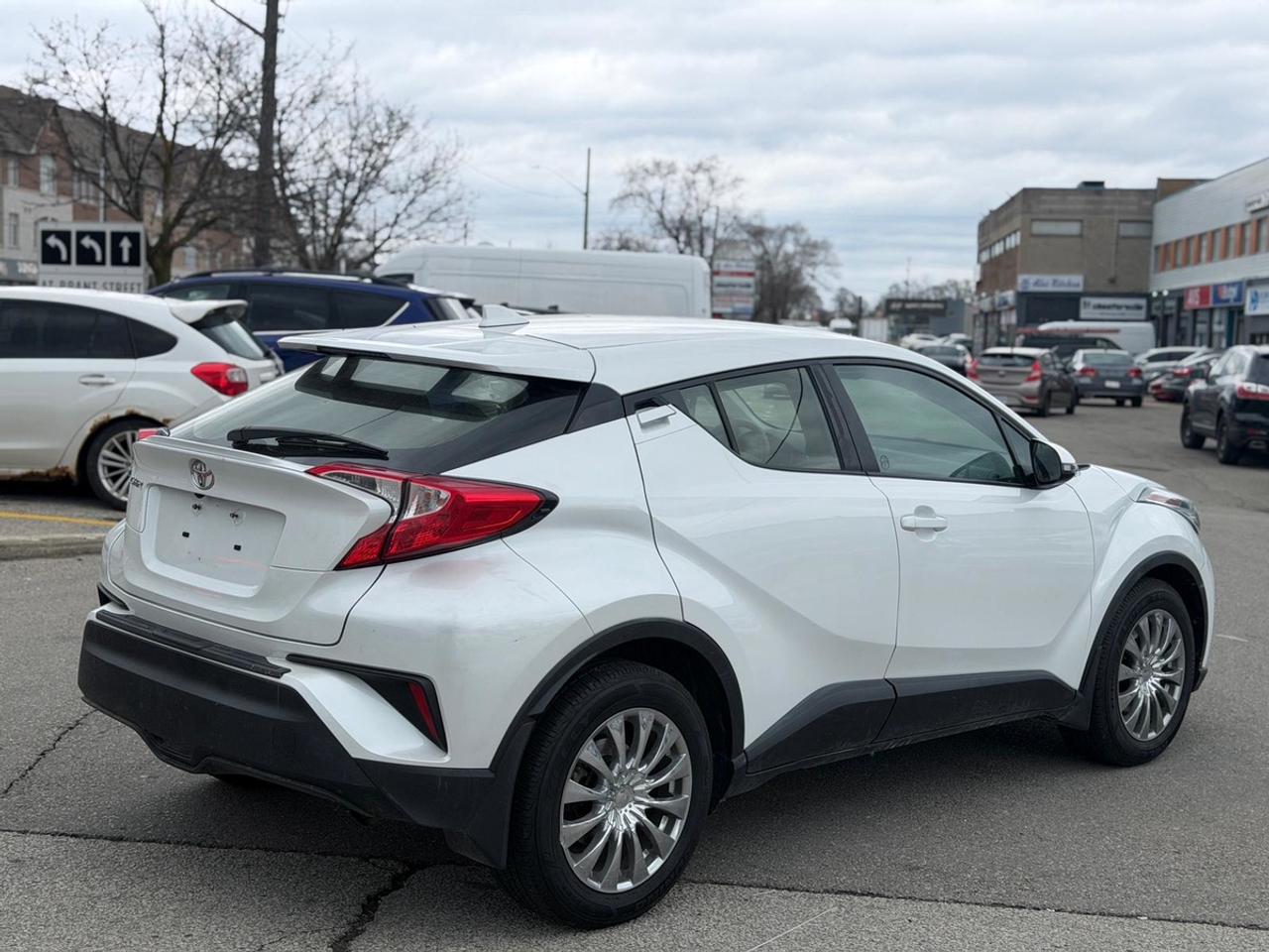 2022 Toyota C-HR XLE Photo4