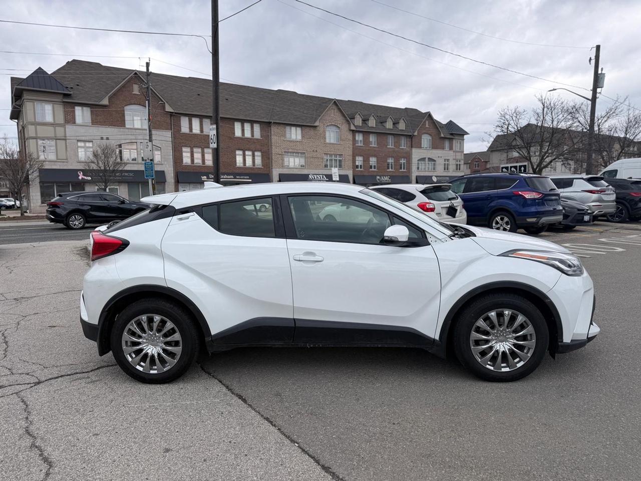 2022 Toyota C-HR XLE Photo3