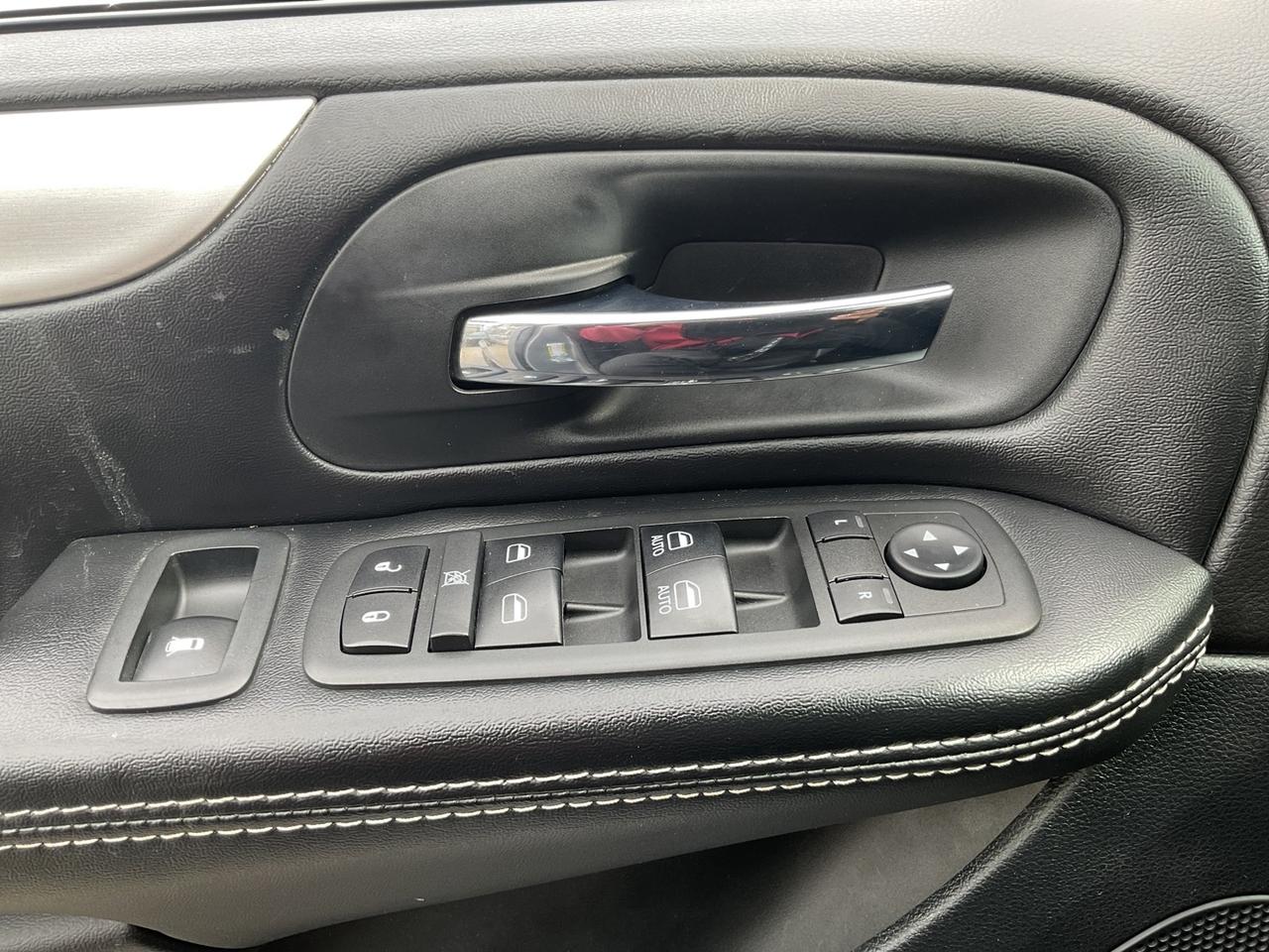 2019 Dodge Grand Caravan SXT - ALLOYS! BACK-UP CAM! DVD! STOW N GO! Photo