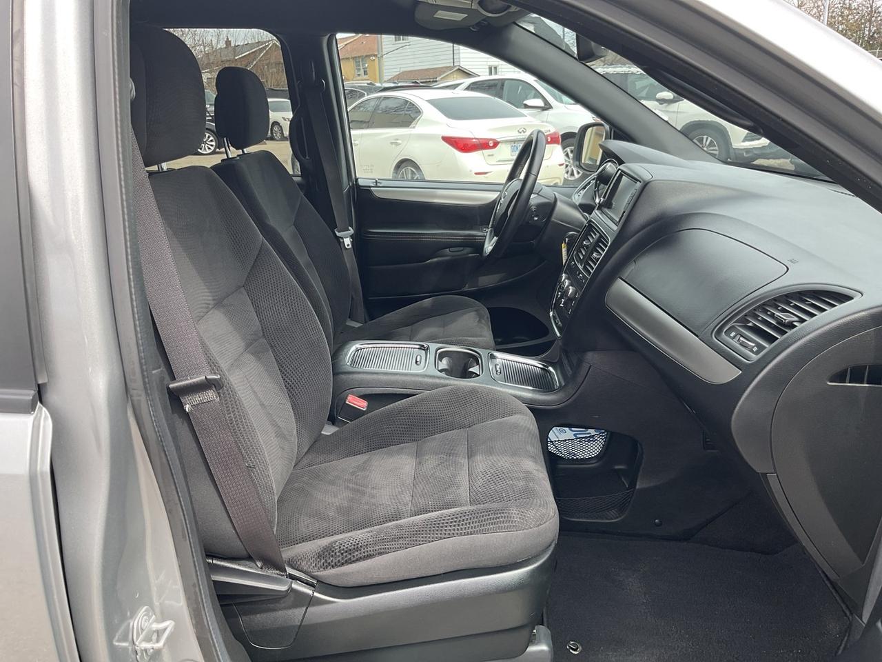 2019 Dodge Grand Caravan SXT - ALLOYS! BACK-UP CAM! DVD! STOW N GO! Photo