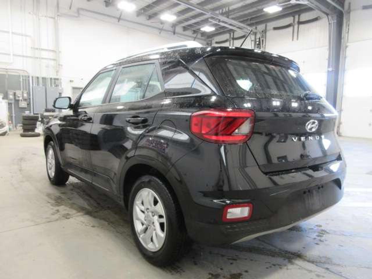 2024 Hyundai Venue PREFERRED, A/C, HTD. SEATS, APPLE/ANDROID, 66K! Photo