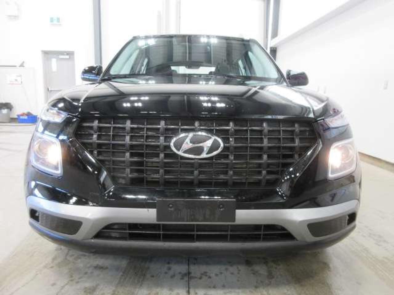 2024 Hyundai Venue PREFERRED, A/C, HTD. SEATS, APPLE/ANDROID, 66K! Photo2