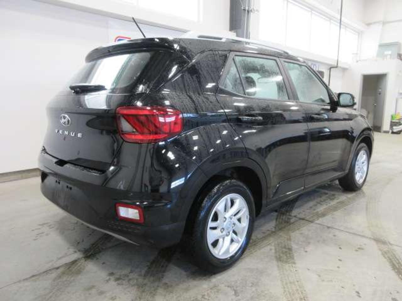 2024 Hyundai Venue PREFERRED, A/C, HTD. SEATS, APPLE/ANDROID, 66K! Photo