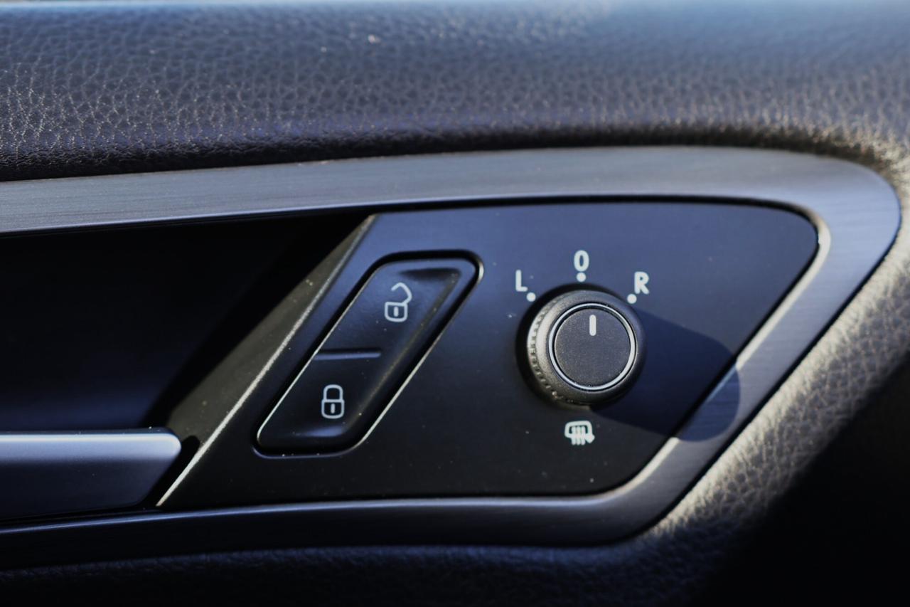 2020 Volkswagen e-Golf COMFORTLINE/LEATHER/P SEATS/HEATED SEATS/BCAM/PARK Photo