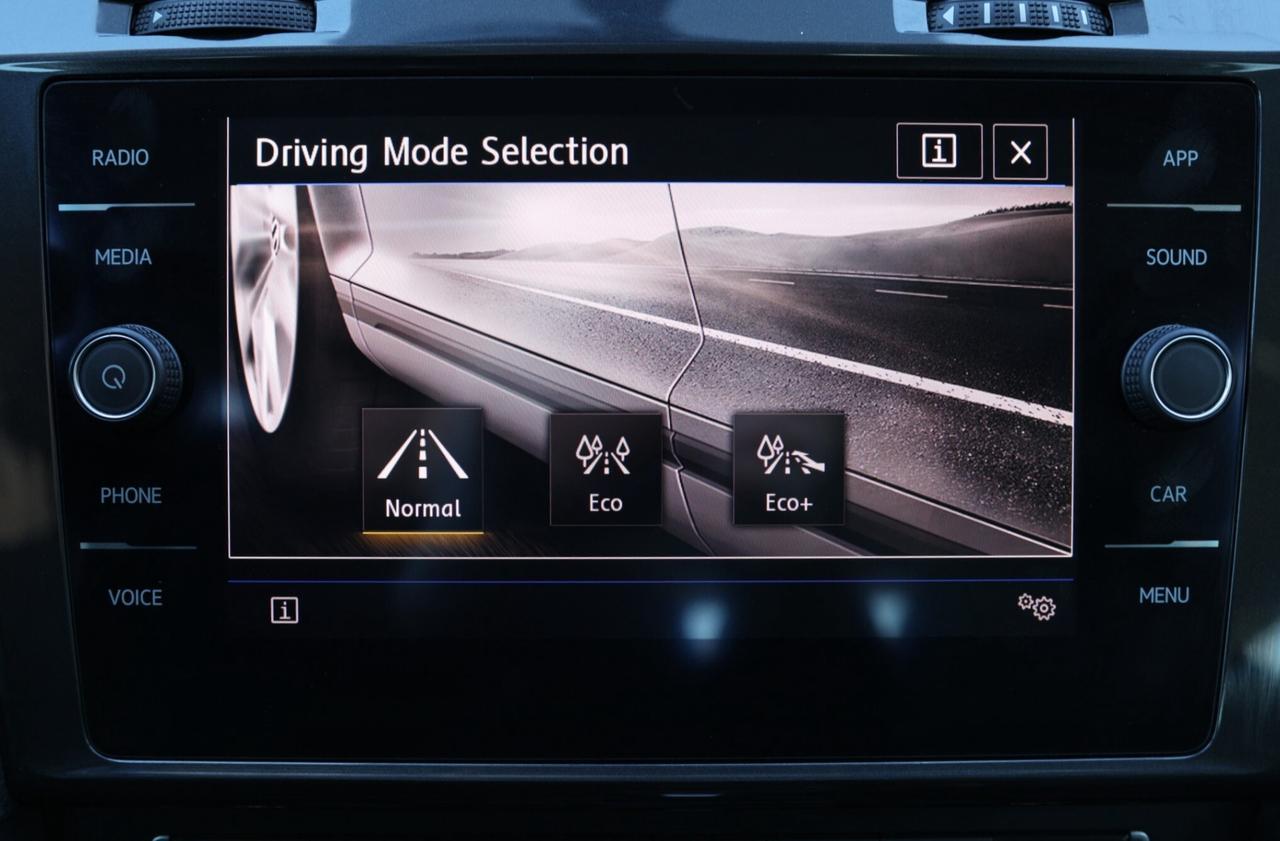 2020 Volkswagen e-Golf COMFORTLINE/LEATHER/P SEATS/HEATED SEATS/BCAM/PARK Photo