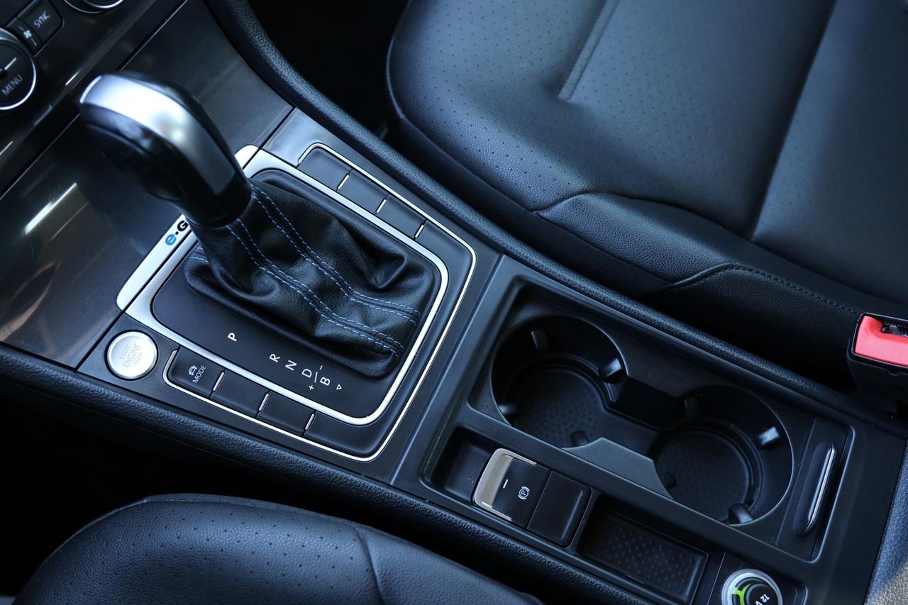 2020 Volkswagen e-Golf COMFORTLINE/LEATHER/P SEATS/HEATED SEATS/BCAM/PARK Photo