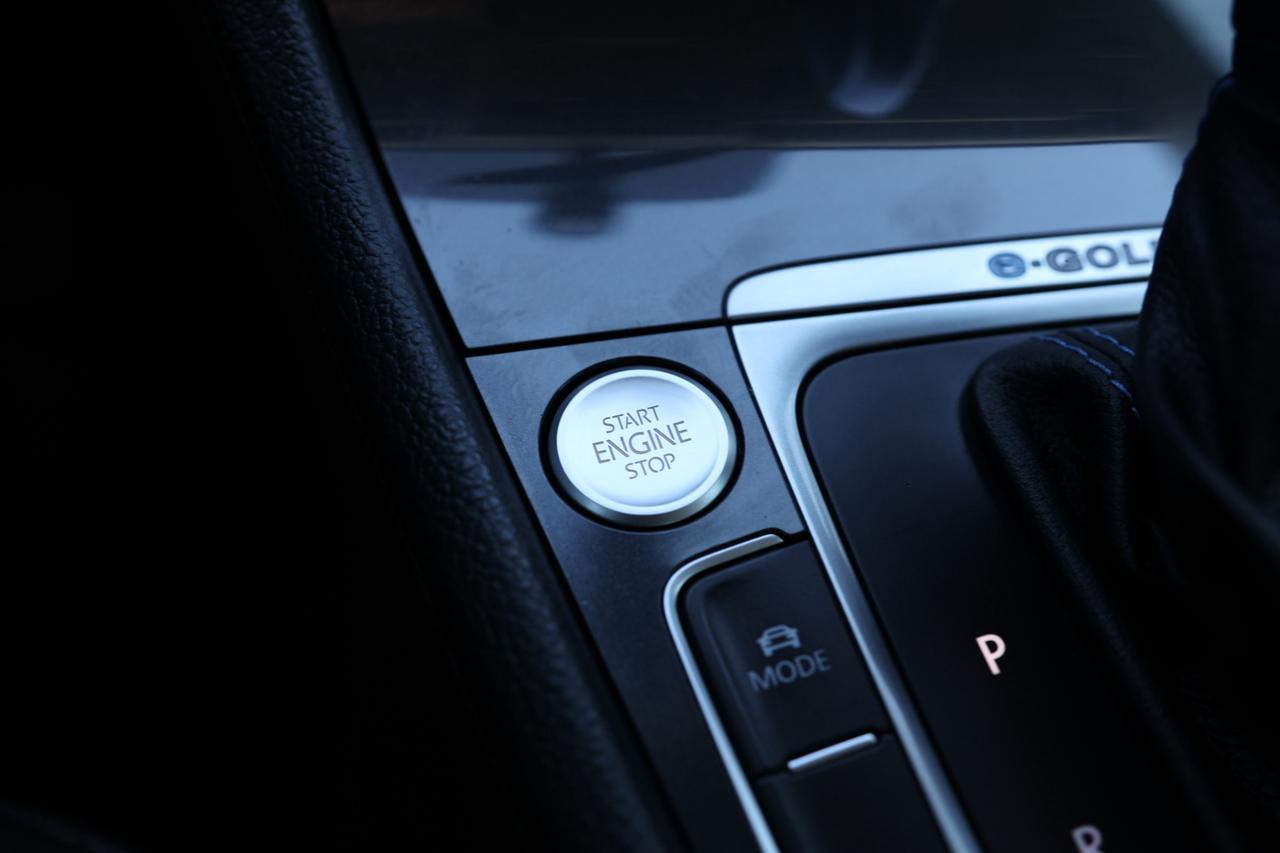 2020 Volkswagen e-Golf COMFORTLINE/LEATHER/P SEATS/HEATED SEATS/BCAM/PARK Photo