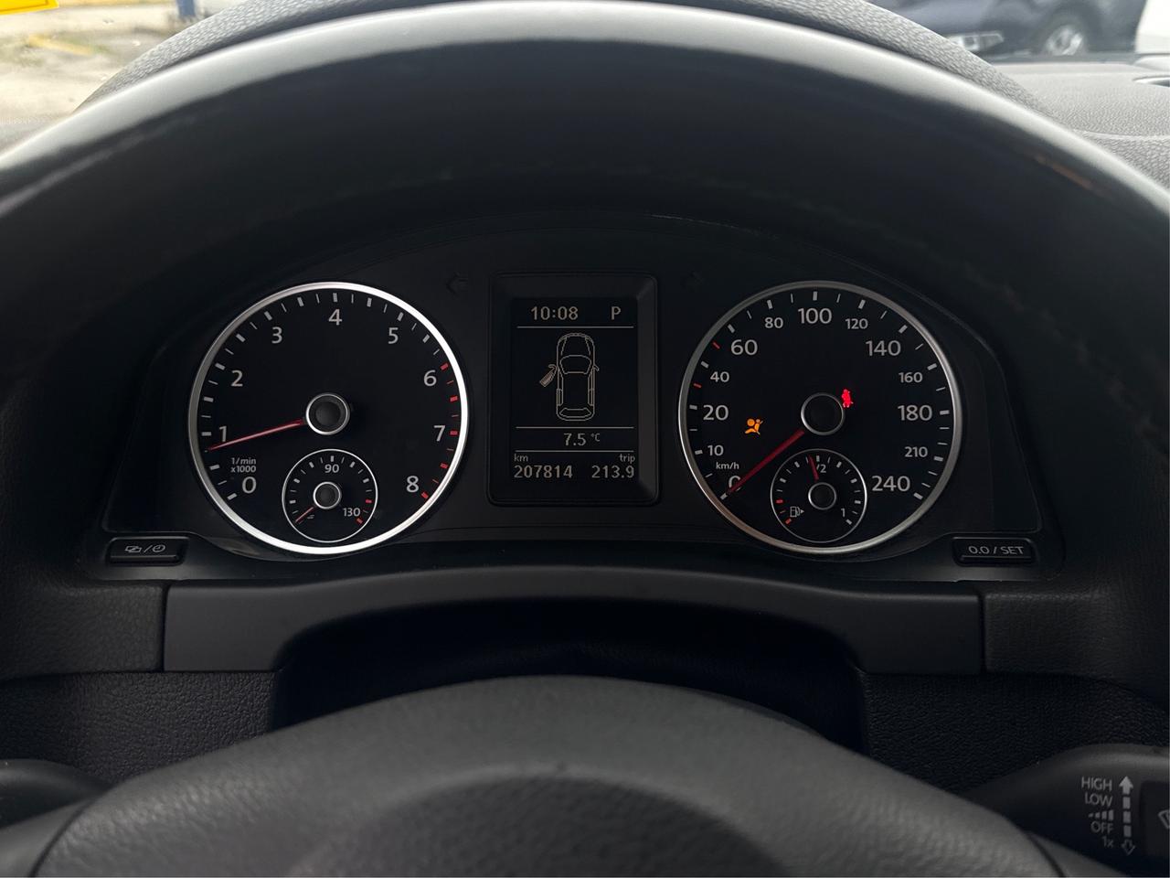 2014 Volkswagen Tiguan LEATHER PANO ROOF HEATED SEATS WE FINANCE ALL! Photo