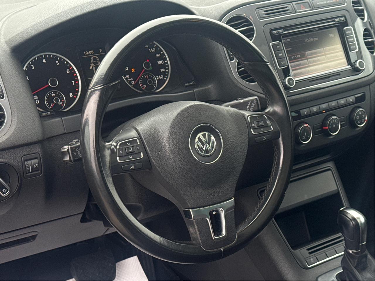 2014 Volkswagen Tiguan LEATHER PANO ROOF HEATED SEATS WE FINANCE ALL! Photo