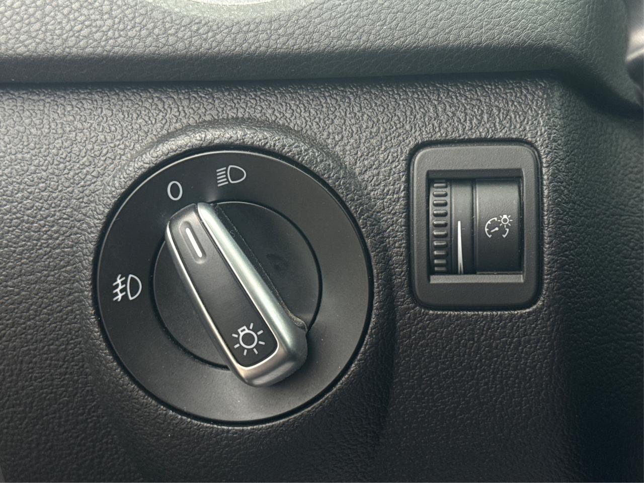 2014 Volkswagen Tiguan LEATHER PANO ROOF HEATED SEATS WE FINANCE ALL! Photo