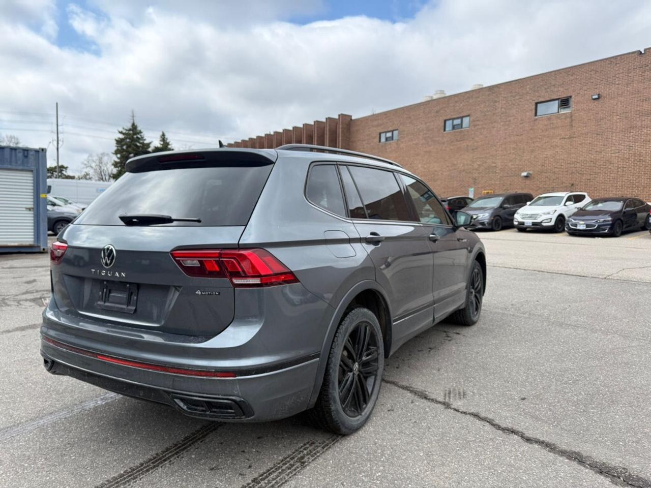 2022 Volkswagen Tiguan Comfortline R-Line Black Edition 4MOTION Photo
