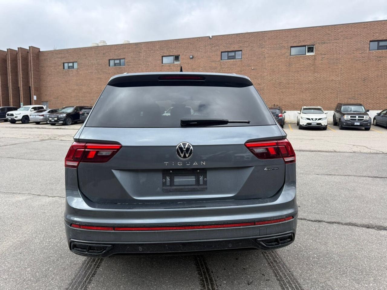 2022 Volkswagen Tiguan Comfortline R-Line Black Edition 4MOTION Photo