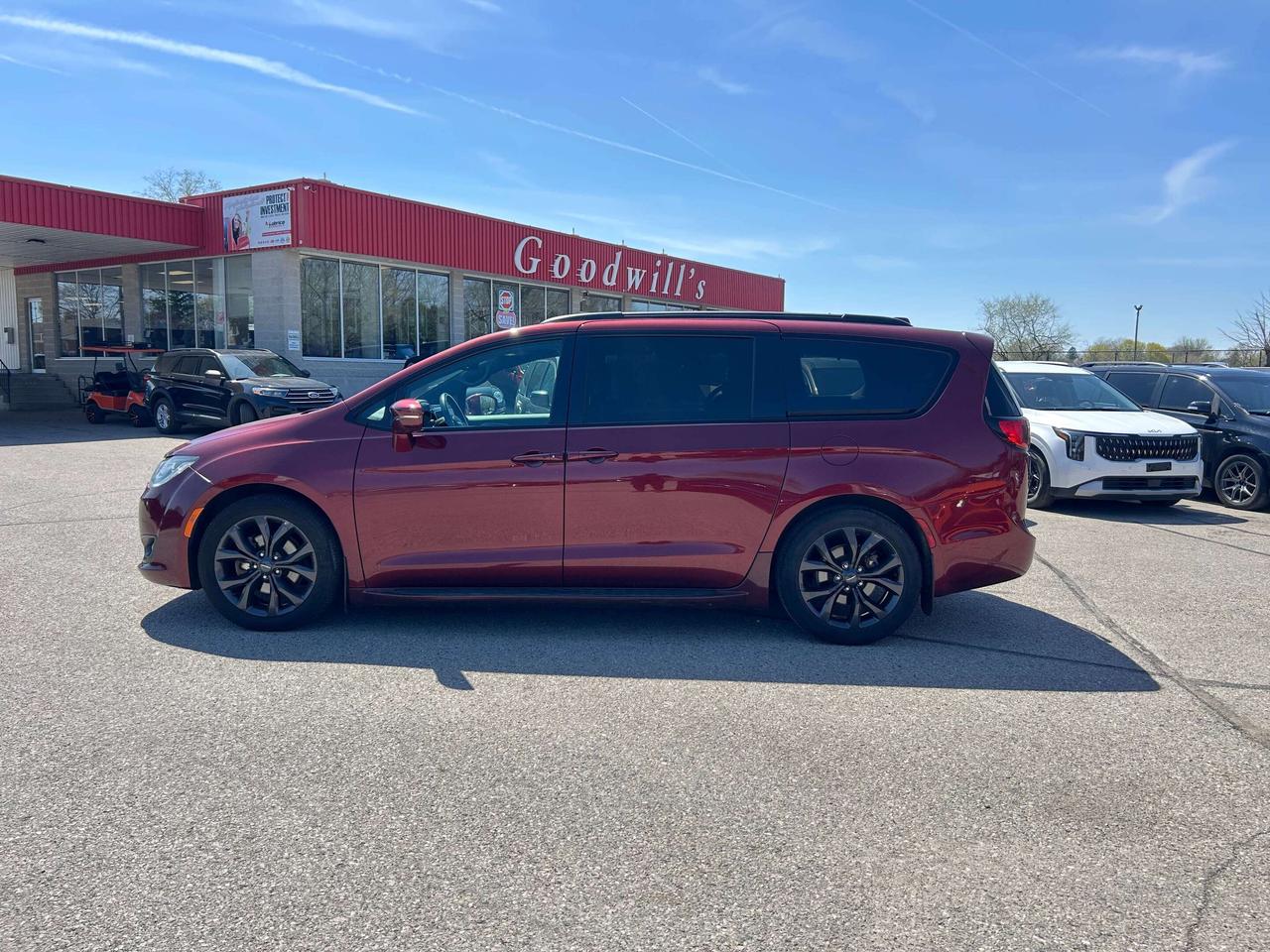 2020 Chrysler Pacifica LTD, 8 PASS, REMOTE START, HEATED/ COOLED LEATHER! Photo2