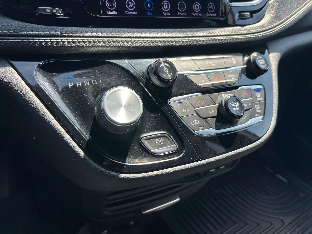2020 Chrysler Pacifica LTD, 8 PASS, REMOTE START, HEATED/ COOLED LEATHER! Photo