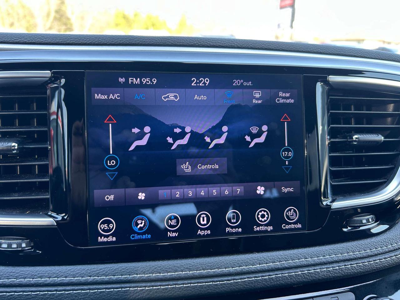 2020 Chrysler Pacifica LTD, 8 PASS, REMOTE START, HEATED/ COOLED LEATHER! Photo