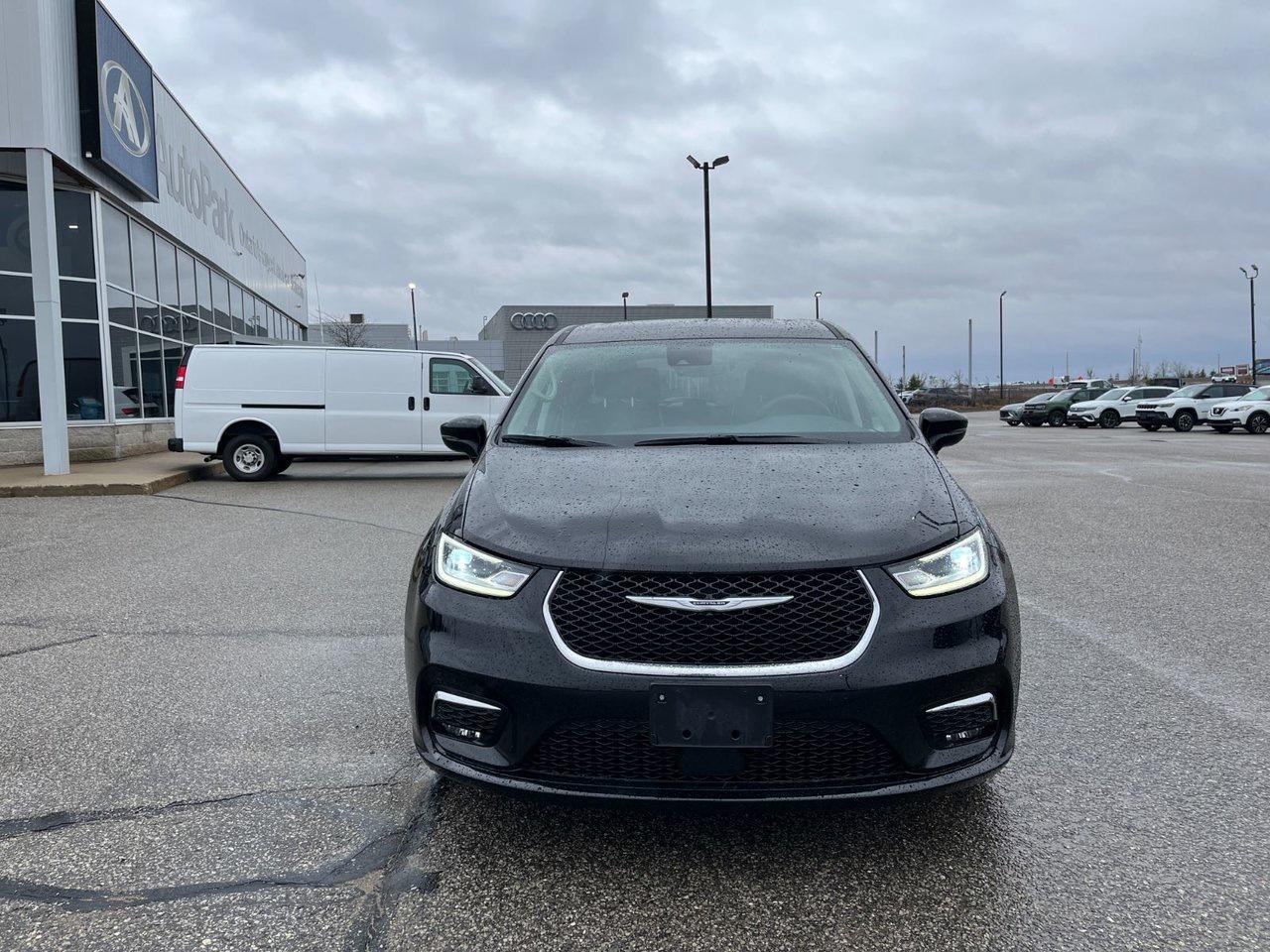 2024 Chrysler Pacifica Limited FWD Photo2