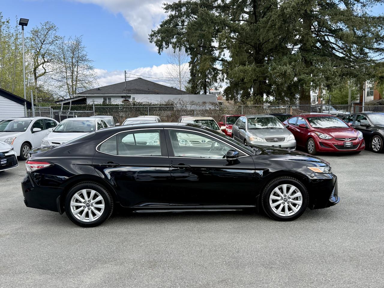 2018 Toyota Camry FINANCING AVAILABLE Photo4