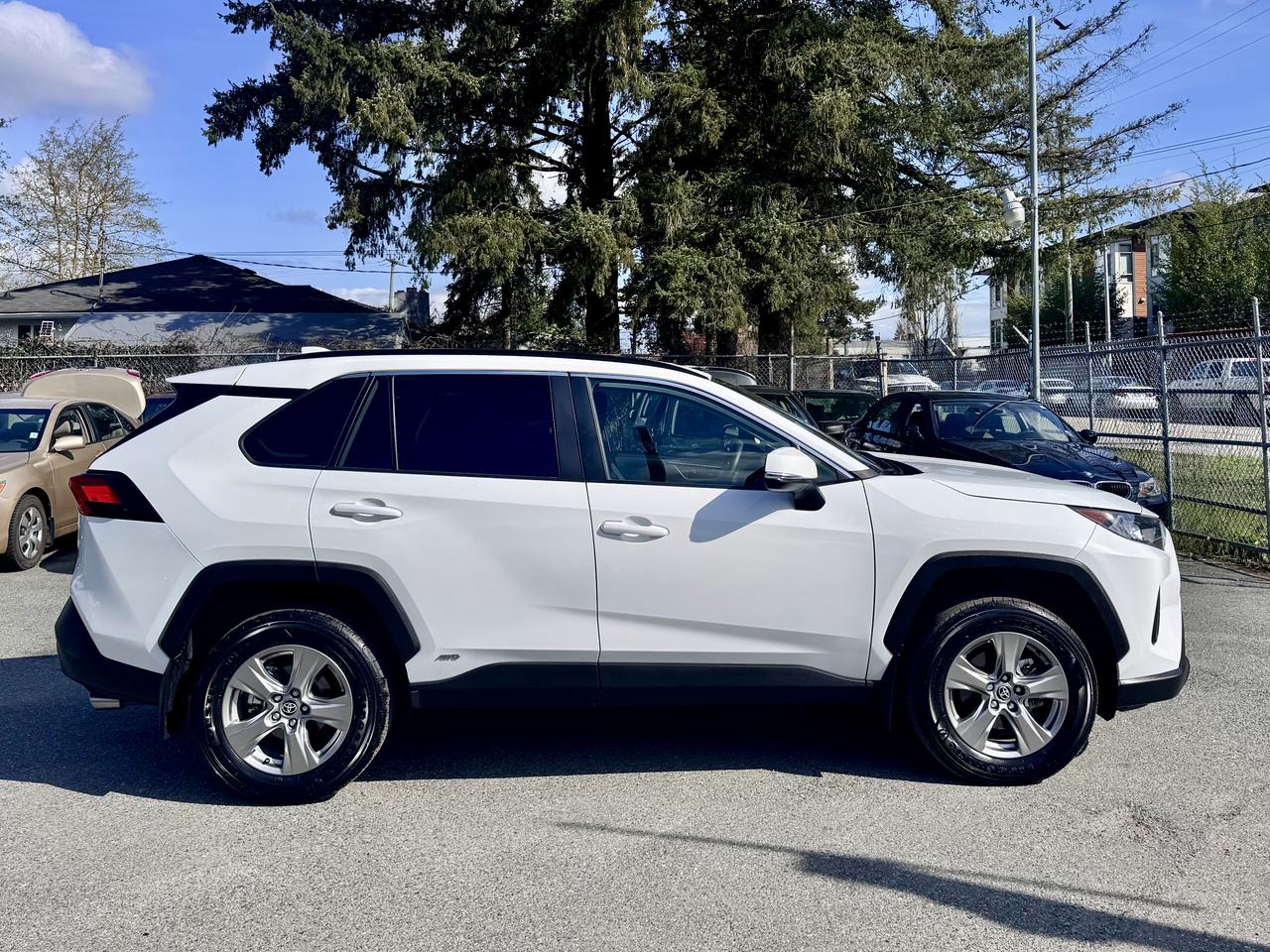 2025 Toyota RAV4 HYBRID FINANCING AVAILABLE Photo4