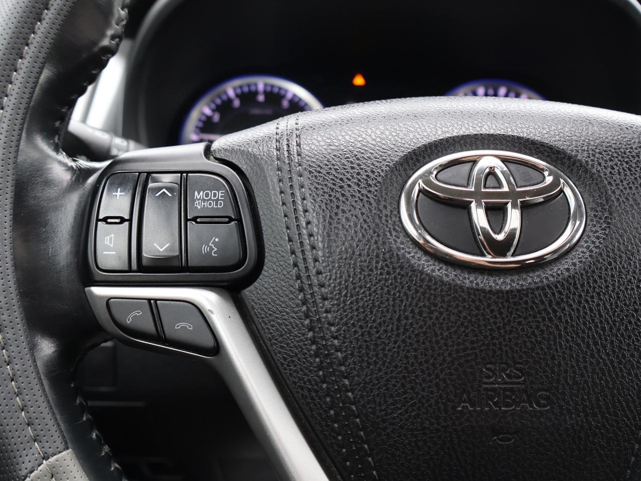 2017 Toyota Highlander V6 XLE AWD CERTIFIED *21 SERVICE HISTORY* CAMERA NAV BLUETOOTH LEATHER HEATED SEATS CRUISE ALLOYS Photo