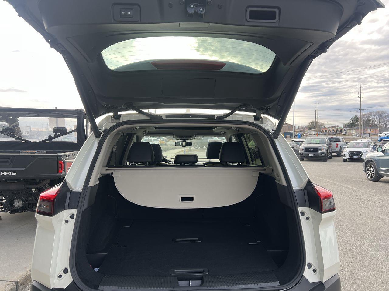 2023 Nissan Rogue Platinum AWD, MOONROOF, HEATED LEATHER SEATS, POWER LIFTGATE, CRUISE CONTROL, BACK UP CAM, NAV, SIRIUS XM!! Photo