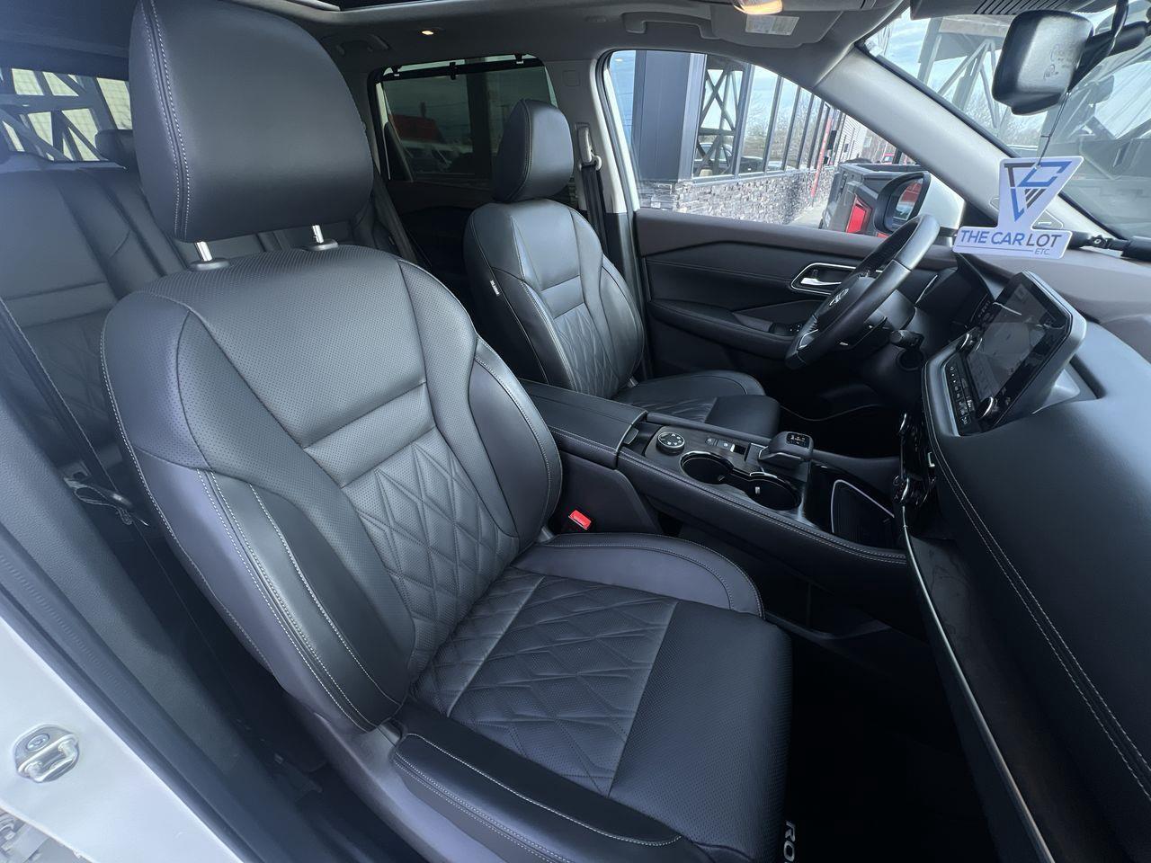 2023 Nissan Rogue Platinum AWD, MOONROOF, HEATED LEATHER SEATS, POWER LIFTGATE, CRUISE CONTROL, BACK UP CAM, NAV, SIRIUS XM!! Photo