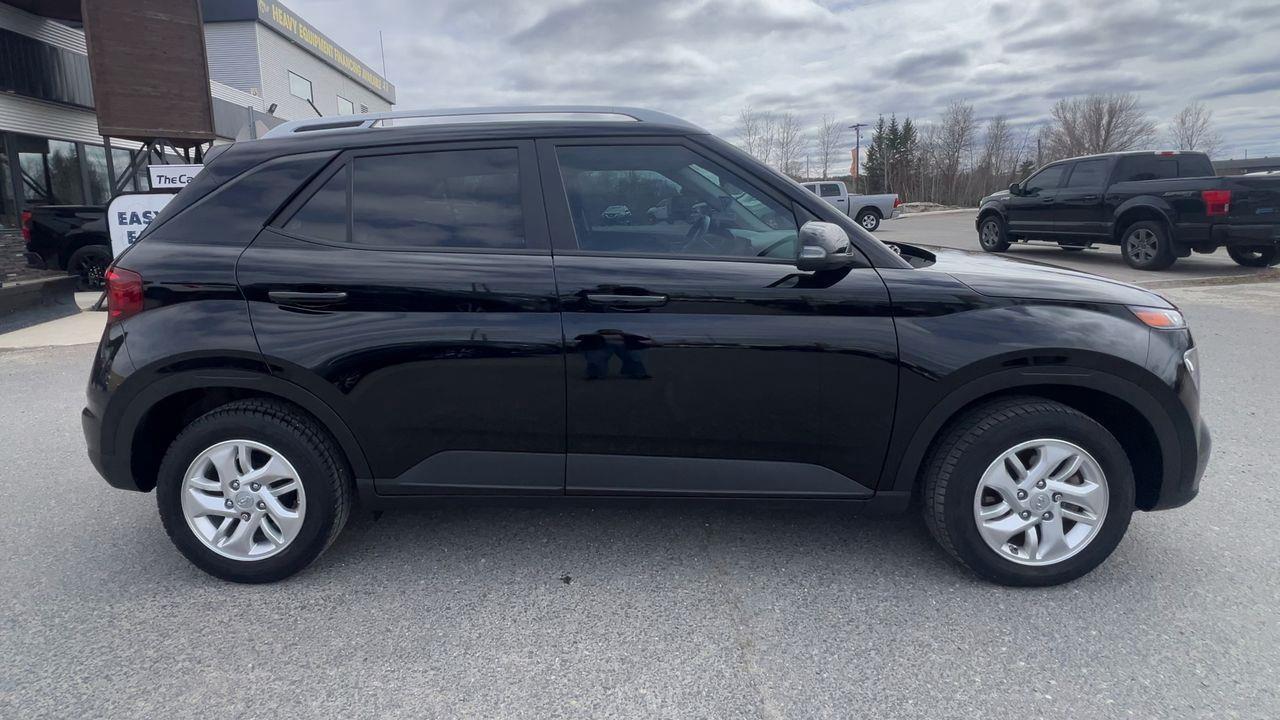 2024 Hyundai Venue Preferred HEATED FRONT SEATS, REMOTE START, CRUISE CONTROL, BACK UP CAMERA!! Photo