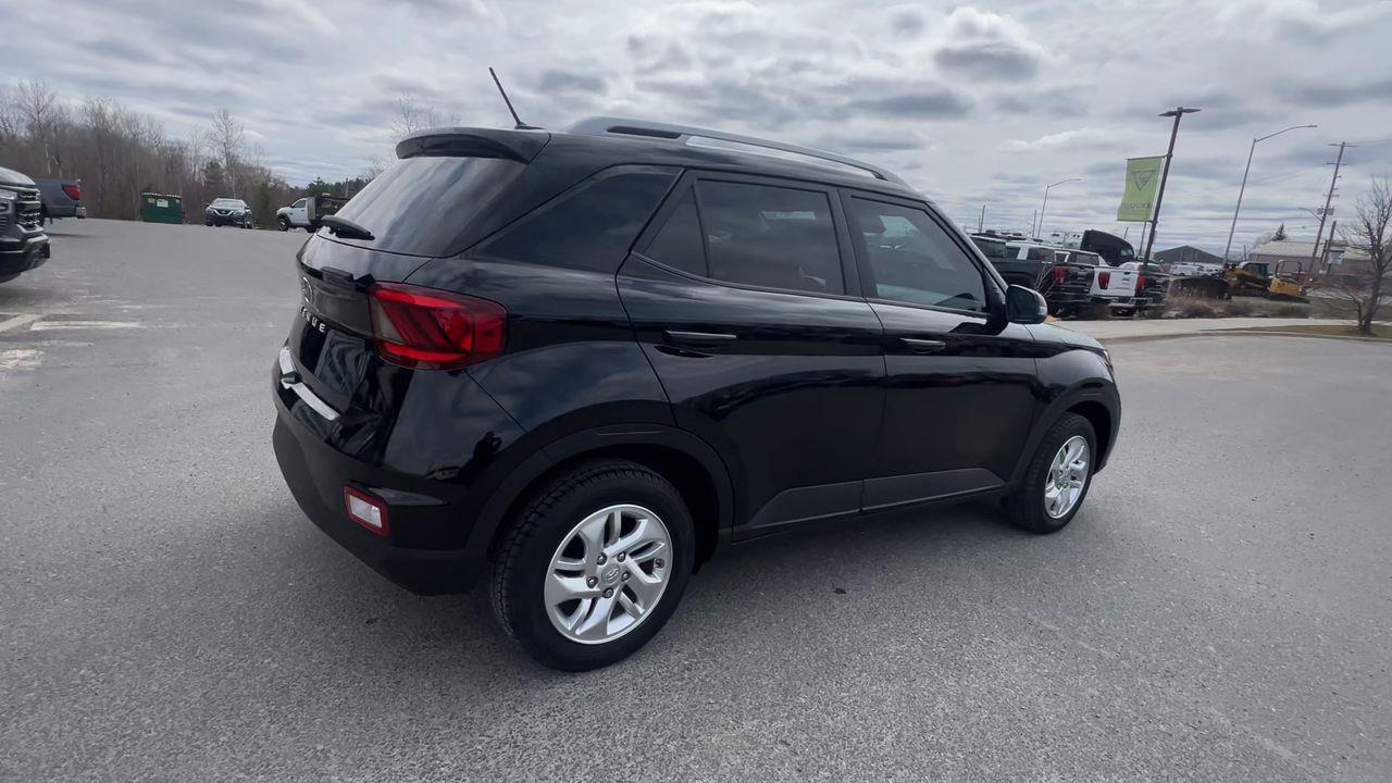 2024 Hyundai Venue Preferred HEATED FRONT SEATS, REMOTE START, CRUISE CONTROL, BACK UP CAMERA!! Photo