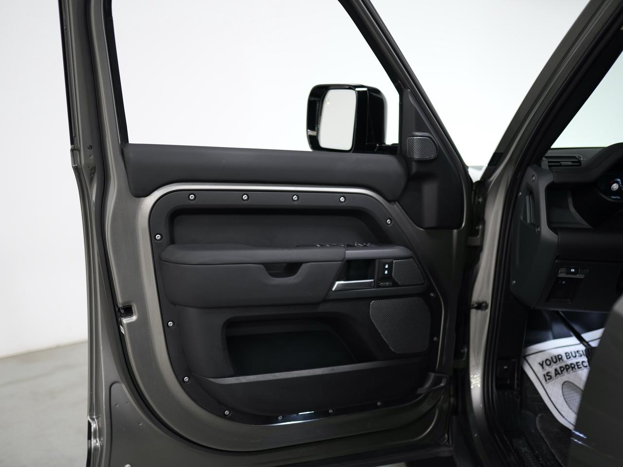 2024 Land Rover Defender 110 | P400 | X-DYNAMIC | PANO | MERIDIAN | 20 IN Photo