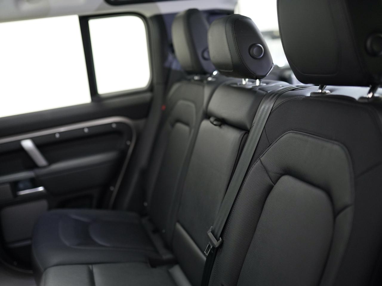 2024 Land Rover Defender 110 | P400 | X-DYNAMIC | PANO | MERIDIAN | 20 IN Photo