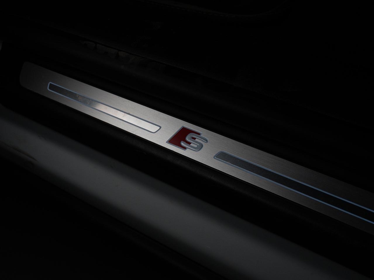 2021 Audi Q8 TECHNIK | S-LINE | BLACK OPTICS | PANO | 22 IN Photo
