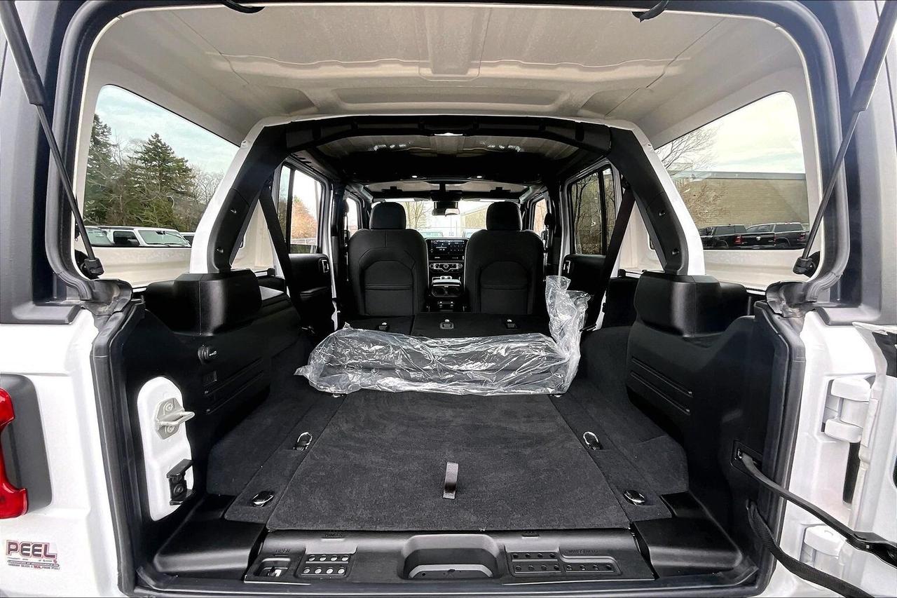 2024 Jeep Wrangler Sahara 4Dr V6 | 12.3" Screen | Side Steps | 4X4 Photo