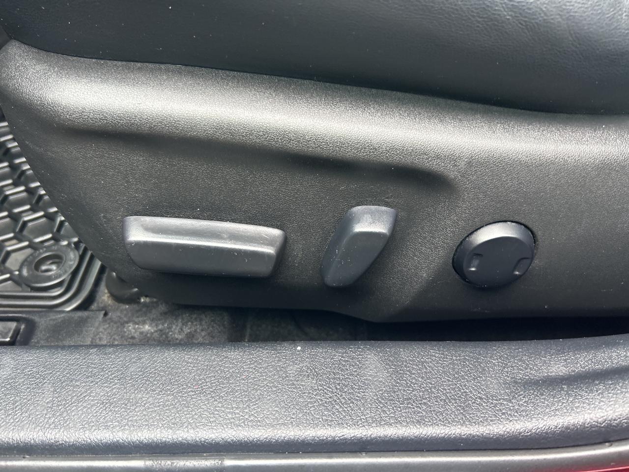 2016 Toyota Camry XSE, POWER SEATS, BACK UP CAMERA, HEATED CLOTH! Photo