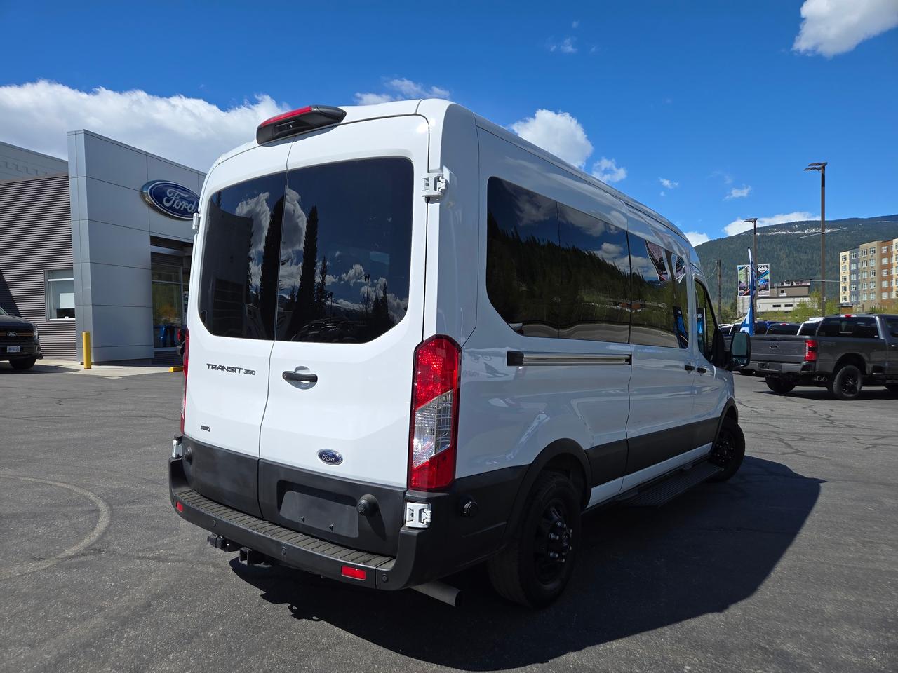 2024 Ford Transit Passenger Wagon XL Photo4
