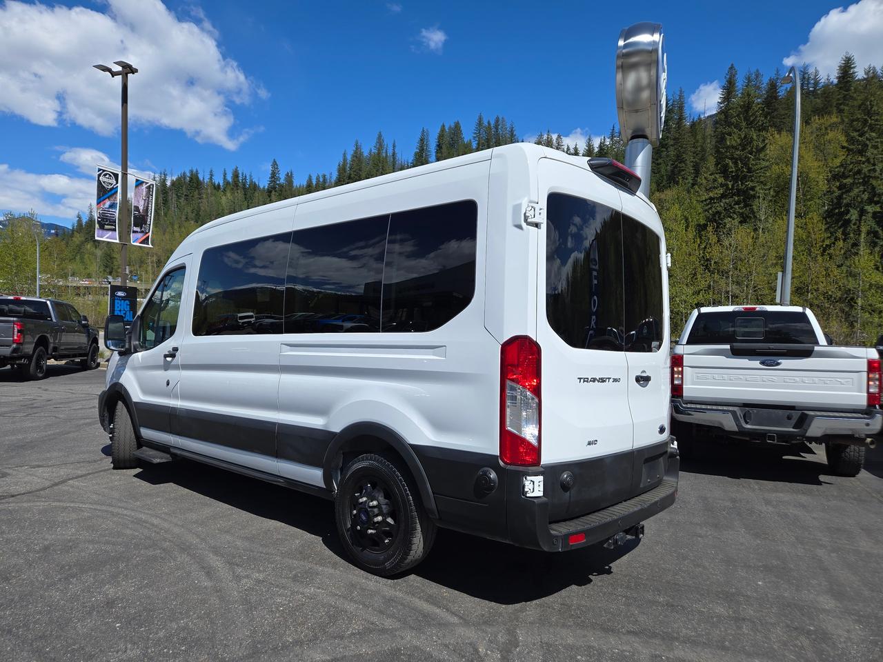 2024 Ford Transit Passenger Wagon XL Photo2