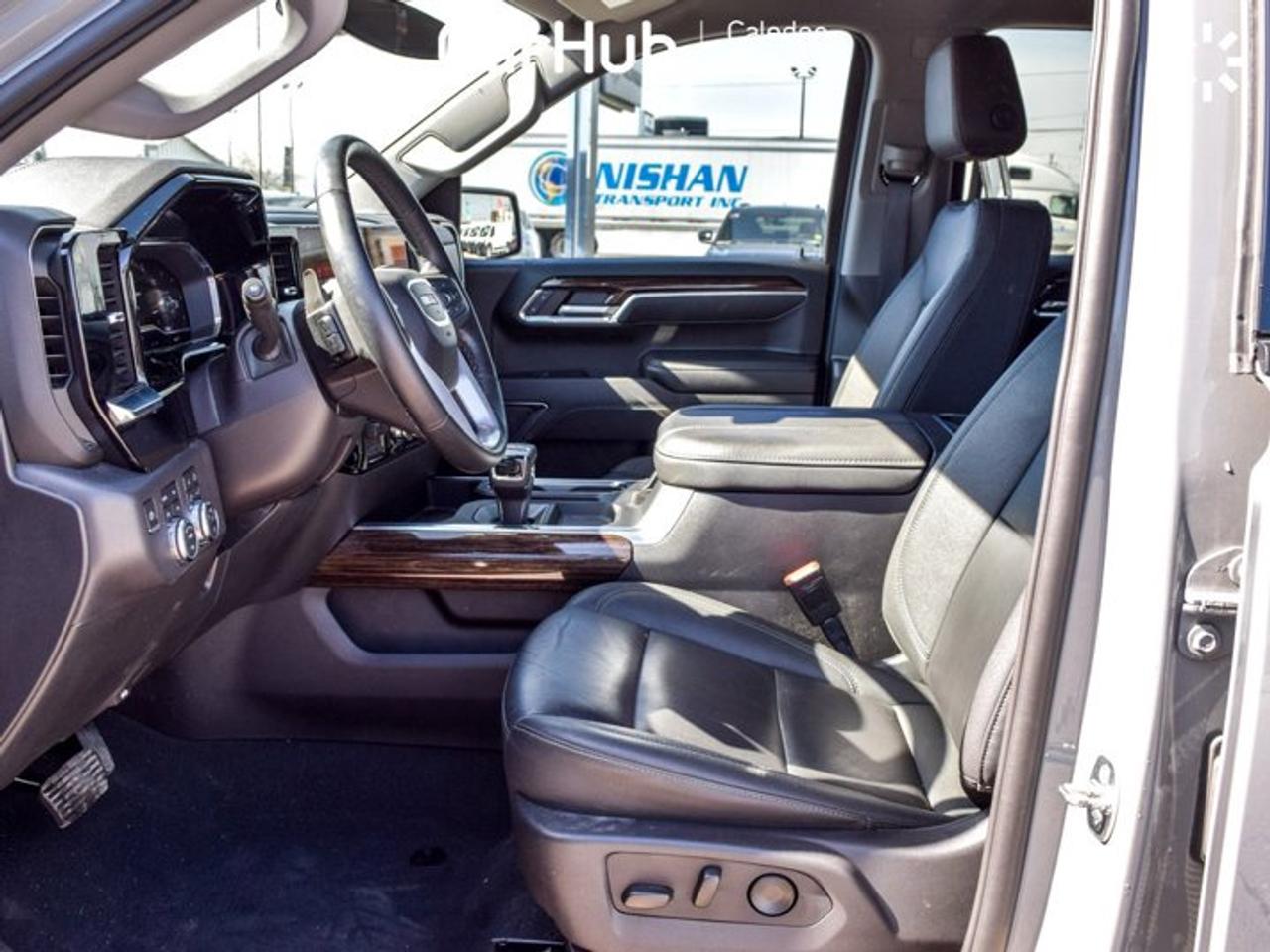 2024 GMC Sierra 1500 Elevation 4WD Crew Cab 157"5.3L Leather 5 passengers with captain chair Photo