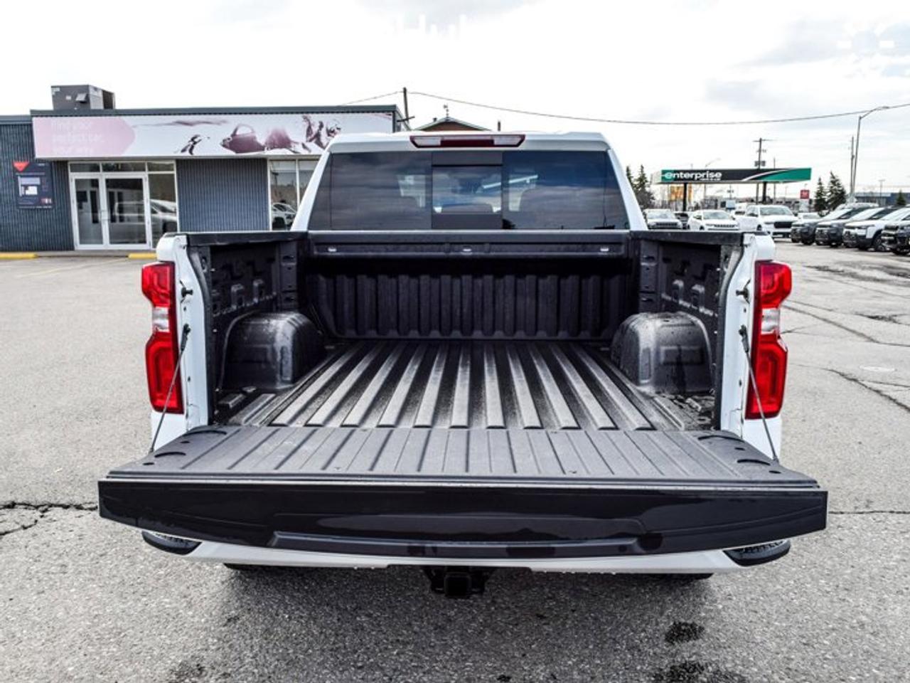 2024 Chevrolet Silverado 1500 RST 4WD Crew Cab 147" RST5.3L Leather 5 passengers with captain chair Photo